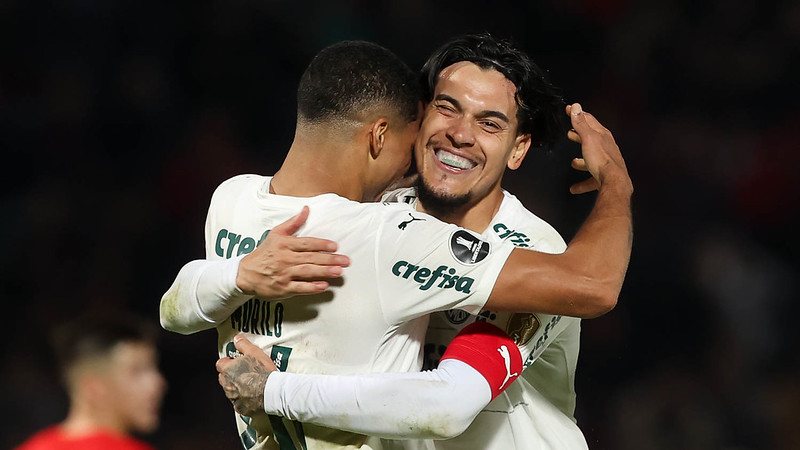 Murilo e Gustavo Gómez comemoram gol do Palmeiras contra o Cerro Porteño, durante primeira partida válida pelas oitavas de final, ida da Libertadores 2022, no General Pablo Rojas.