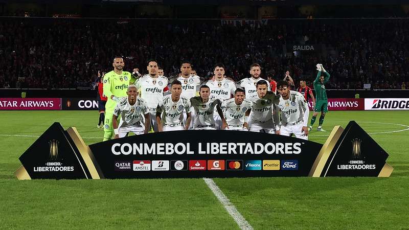 Palmeiras posa para foto oficial em jogo contra o Cerro Porteño, durante primeira partida válida pelas oitavas de final da Libertadores 2022, no General Pablo Rojas.