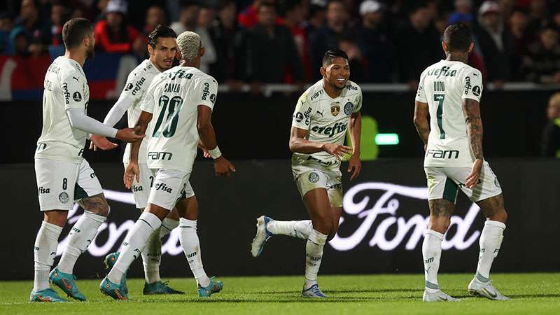Atletas do Palmeiras comemoram gols na vitória contra o Cerro Porteño, durante primeira partida válida pelas oitavas de final da Libertadores 2022, no General Pablo Rojas.