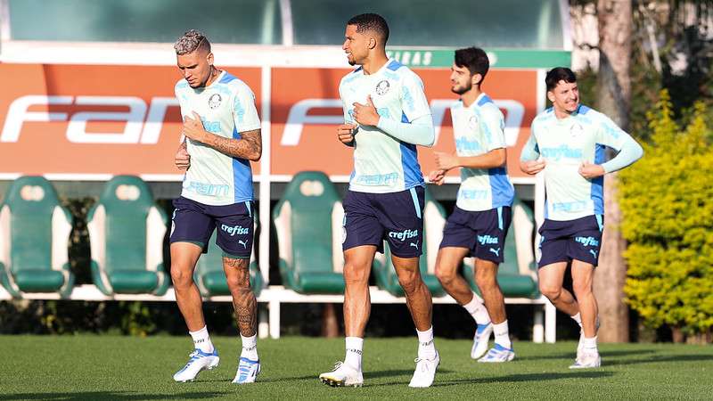 Atletas durante treinamento do Palmeiras na Academia de Futebol, em São Paulo-SP.