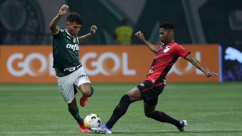 Gabriel Veron do Palmeiras, em disputa contra o Athletico-PR, durante partida válida pela décima quinta rodada do Brasileirão 2022, no Allianz Parque.