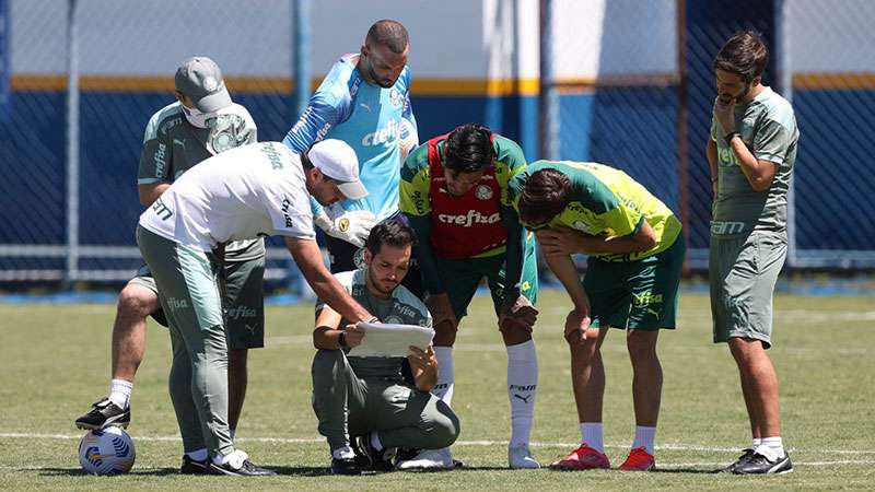 Abel Ferreira e Tiago Costa orientam jogadores, durante treinamento do Palmeiras em Brasília-DF.