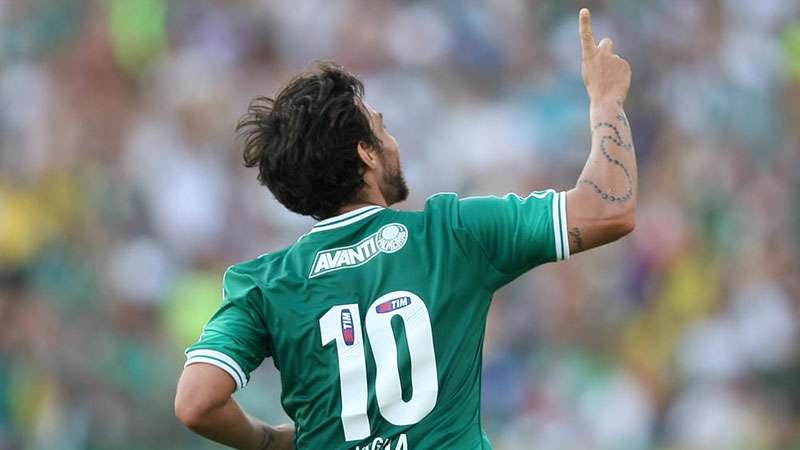 Valdivia comemora seu gol pelo Palmeiras contra o Atlético Sorocaba, durante partida válida pela terceira rodada do Paulistão 2014, no estádio municipal Walter Ribeiro, em Sorocaba/SP.