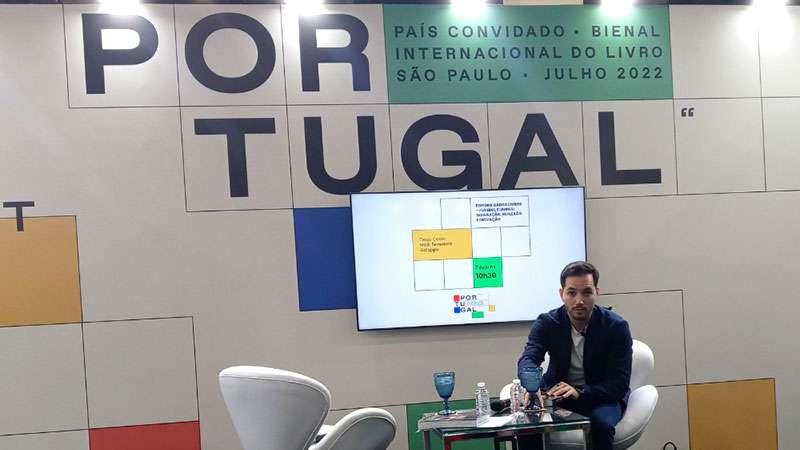 Tiago Costa, auxiliar de Abel Ferreira, participa de debate na Bienal do Livro de São Paulo.