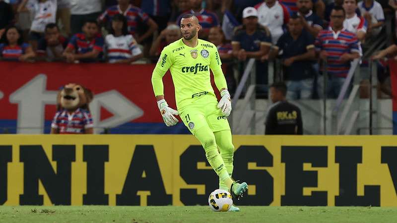 Weverton em jogo do Palmeiras contra o Fortaleza, durante partida válida pela décima sexta rodada do Brasileirão 2022, no Castelão.