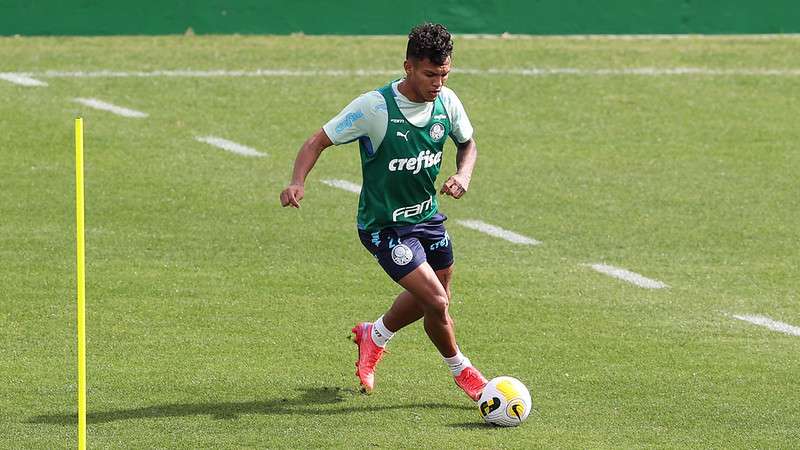 Gabriel Veron durante treinamento do Palmeiras na Academia de Futebol.