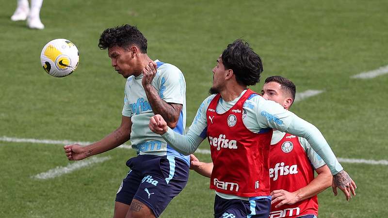 Gabriel Veron, Gustavo Gómez e Fabinho durante treinamento do Palmeiras, na Academia de Futebol.