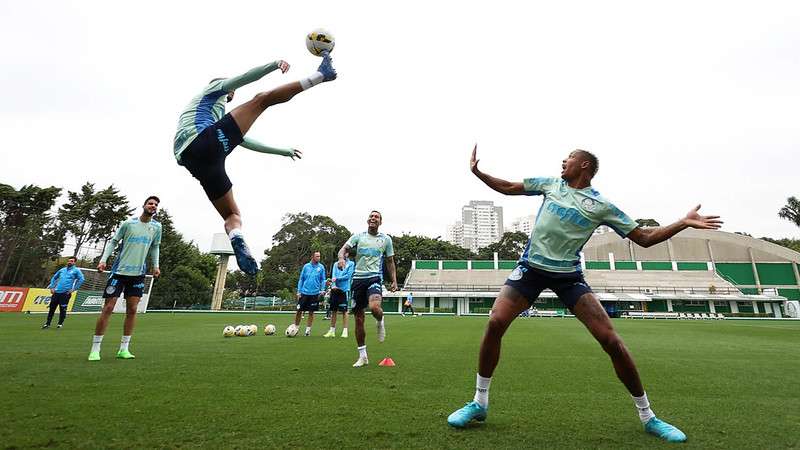 Atletas do Palmeiras durante treinamento na Academia de Futebol.