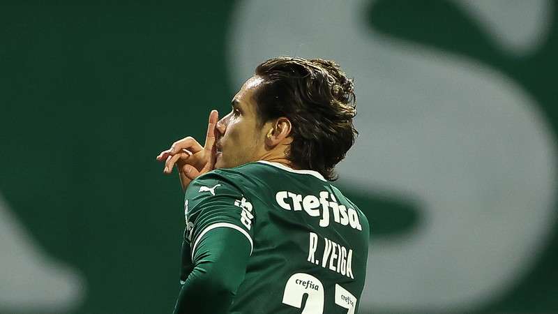 Raphael Veiga comemora seu gol pelo Palmeiras contra o SPFC, durante segunda partida válida pelas oitavas de final da Copa do Brasil 2022, no Allianz Parque.
