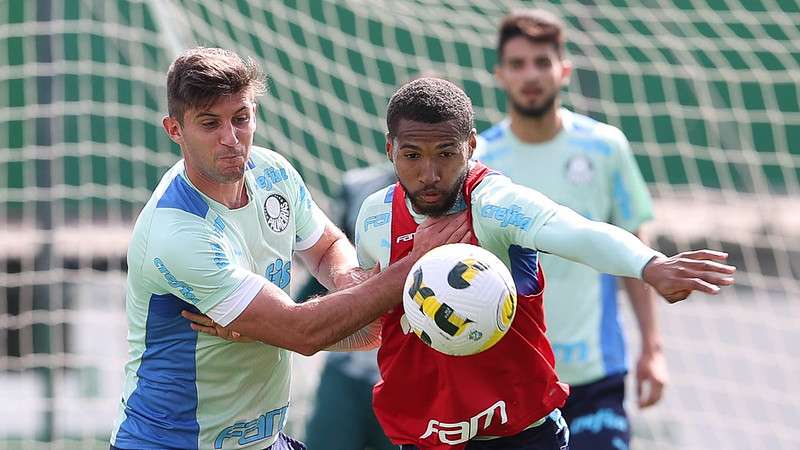 Kuscevic e Wesley em disputa durante treinamento do Palmeiras, na Academia de Futebol.