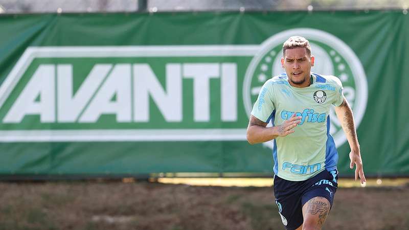 Rafael Navarro durante treinamento do Palmeiras na Academia de Futebol.