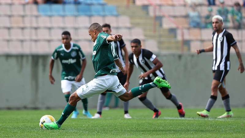 Jhonatan em cobrança de pênalti, marcando o primeiro de seus dois gols na vitória do Palmeiras sobre o Botafogo, válida pela sexta rodada do Campeonato Brasileiro Sub-20, na Arena Barueri, em Barueri-SP.