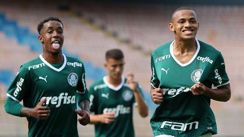Jhonatan comemora um de seus gol na vitória do Palmeiras sobre o Botafogo, válida pela sexta rodada do Campeonato Brasileiro Sub-20, na Arena Barueri, em Barueri-SP.