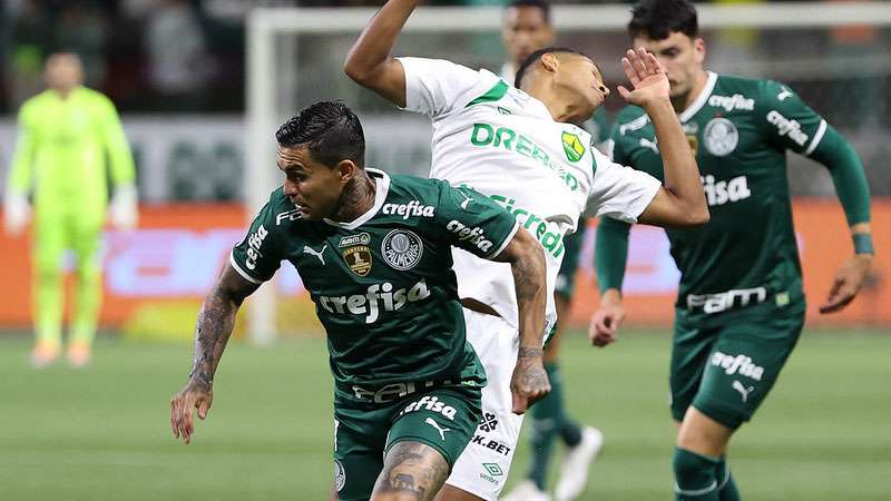Dudu do Palmeiras em disputa com João Lucas do Cuiabá, durante partida válida pela décima sétima rodada do Brasileirão 2022, no Allianz Parque.