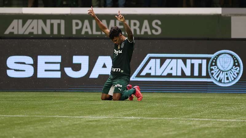 Gabriel Veron comemora seu gol pelo Palmeiras contra o Cuiabá, durante partida válida pela décima sétima rodada do Brasileirão 2022, no Allianz Parque.