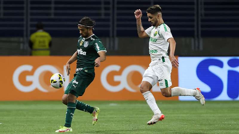 Gustavo Scarpa do Palmeiras em disputa contra o Cuiabá, durante partida válida pela décima sétima rodada do Brasileirão 2022, no Allianz Parque.