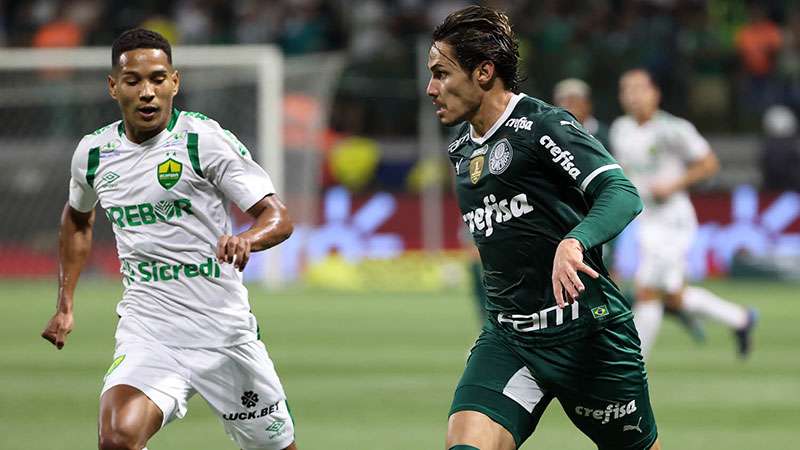Raphael Veiga em jogo pelo Palmeiras contra o Cuiabá, durante partida válida pela décima sétima rodada do Brasileirão 2022, no Allianz Parque.