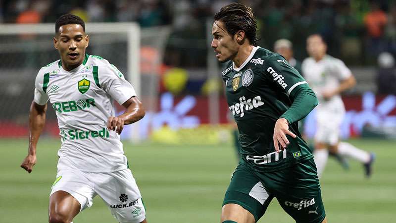 Raphael Veiga em jogo pelo Palmeiras contra o Cuiabá, durante partida válida pela décima sétima rodada do Brasileirão 2022, no Allianz Parque.