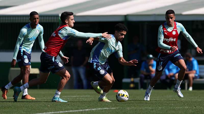 Vanderlan, Atuesta, Gabriel Silva e Giovani, durante treinamento do Palmeiras, na Academia de Futebol.