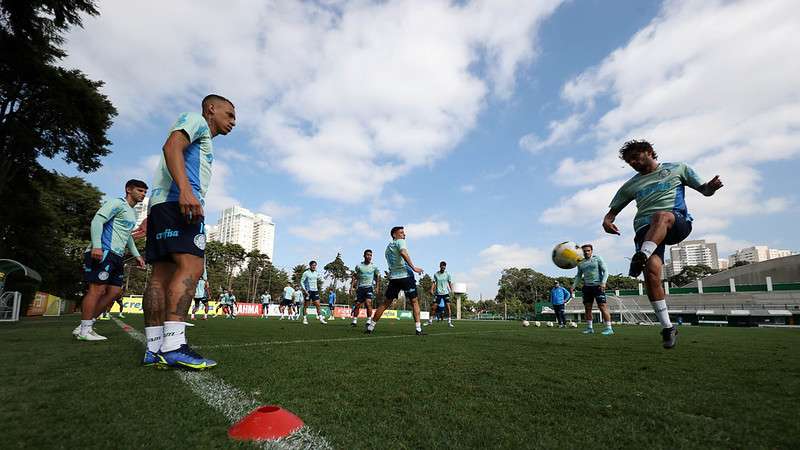 Atletas do Palmeiras durante treinamento na Academia de Futebol.