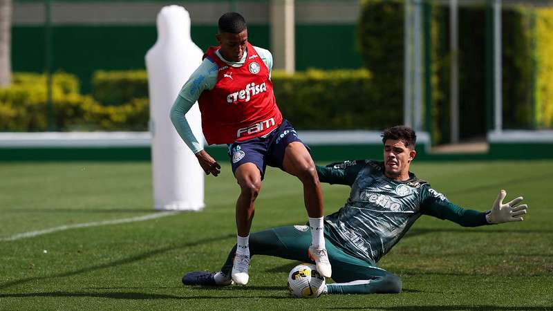 Vanderlan e Vinicius em disputa durante treinamento do Palmeiras, na Academia de Futebol.