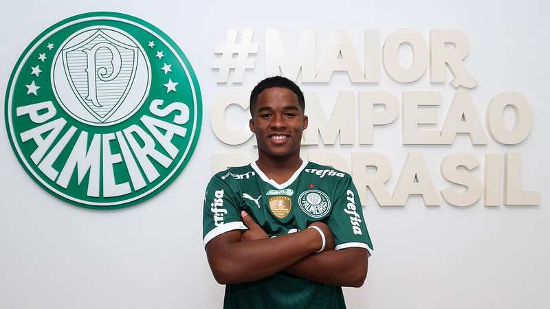 Endrick assina seu primeiro contrato profissional com o Palmeiras, na Academia de Futebol, em São Paulo-SP.