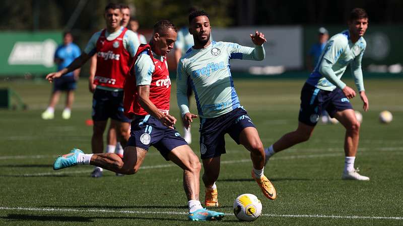 Breno Lopes e Jorge em disputa durante treinamento do Palmeiras, na Academia de Futebol.