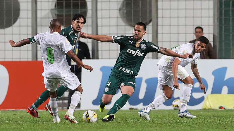Luan do Palmeiras em disputa com Juninho, do América-MG, durante partida válida pela décima oitava rodada, do Brasileirão 2022, no Independência.