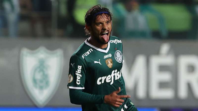 Gustavo Scarpa comemora seu gol pelo Palmeiras contra o América-MG, durante partida válida pela décima oitava rodada do Brasileirão 2022, no Independência.