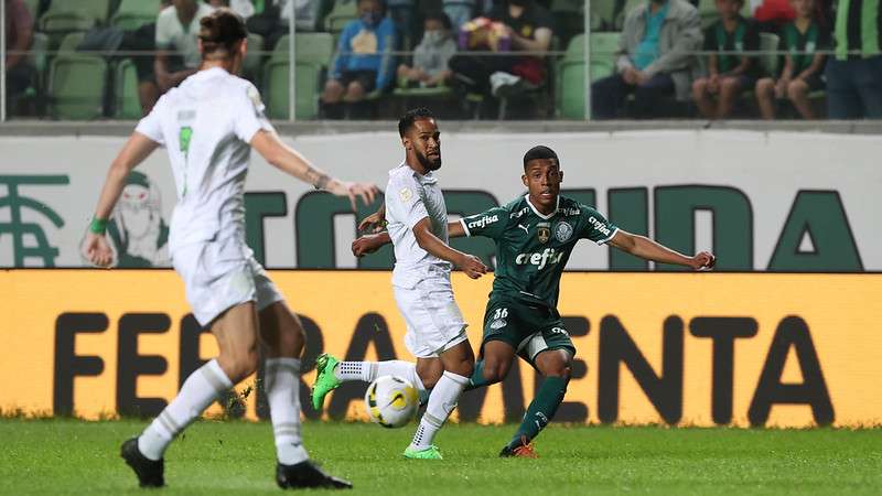 Vanderlan do Palmeiras em disputa com Everaldo do América-MG, durante partida válida pela décima oitava rodada do Brasileirão 2022, no Independência.