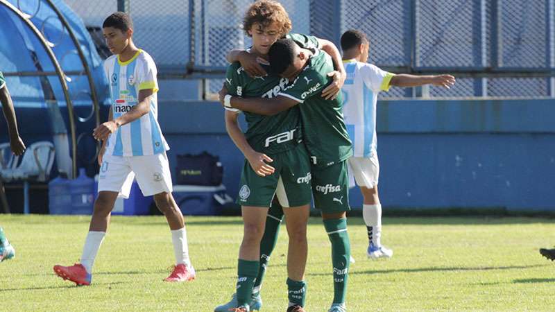 Durante férias escolares, Palmeiras triunfa em torneios de base realizados no Brasil e na Europa.