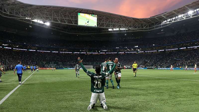 Gabriel Menino e atletas do Palmeiras comemoram gol contra o Internacional, durante partida válida pela décima nona rodada do Brasileirão 2022, no Allianz Parque.