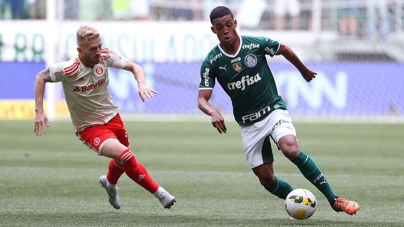 Vanderlan do Palmeiras em disputa com Pedro Henrique do Internacional, durante partida válida pela décima nona rodada do Brasileirão 2022, no Allianz Parque.