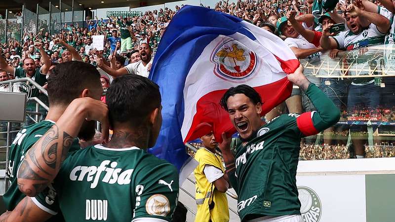 Gustavo Gómez comemora seu gol pelo Palmeiras, contra o Internacional durante partida válida pela décima nona rodada do Brasileirão 2022, no Allianz Parque.