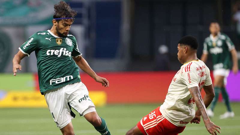 Gustavo Scarpa do Palmeiras em disputa com Thauan Lara do Internacional, durante partida válida pela décima nona rodada do Brasileirão 2022, no Allianz Parque.