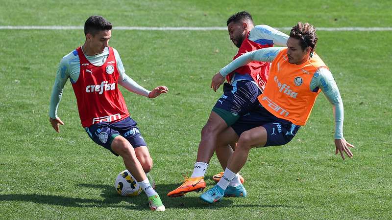 Atuesta, Jorge e Raphael Veiga durante treinamento do Palmeiras, na Academia de Futebol.