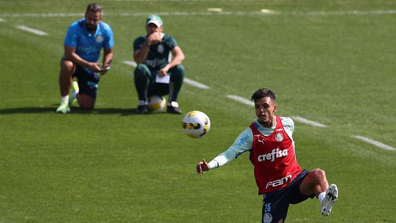 Gabriel Menino durante treinamento do Palmeiras na Academia de Futebol.