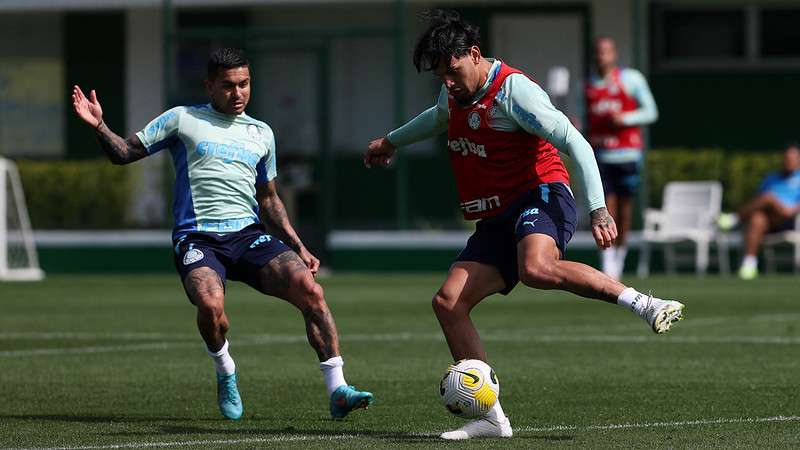 Dudu e Gustavo Gómez durante treinamento do Palmeiras, na Academia de Futebol.