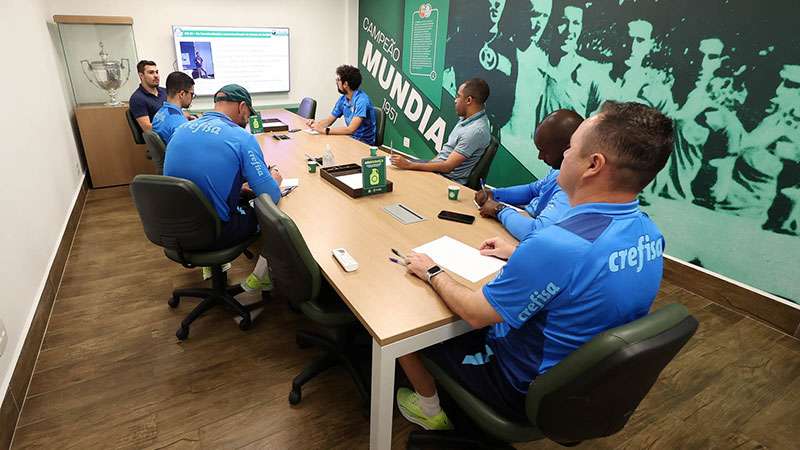 Palmeiras marca presença em seminário sobre tomada de decisão em campo.