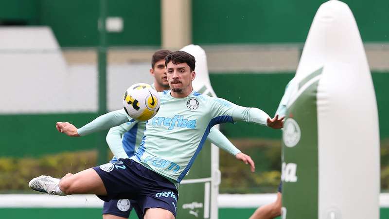 Joaquín Piquerez durante treinamento do Palmeiras na Academia de Futebol.