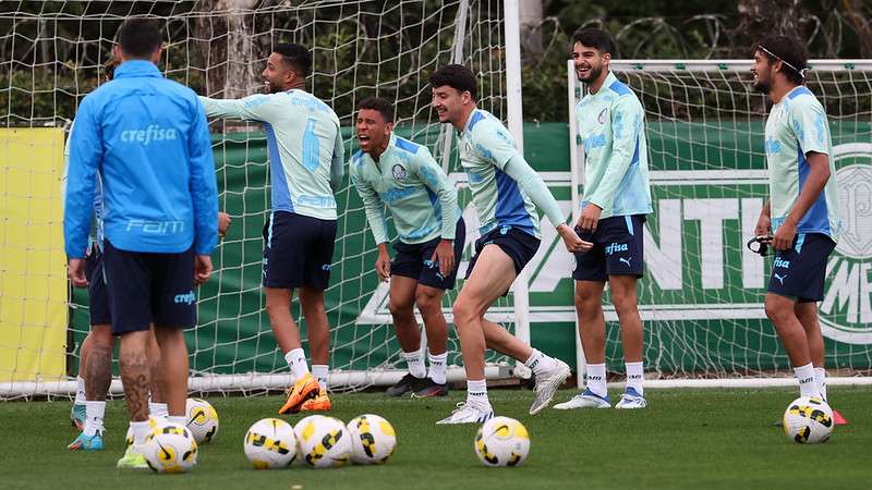 Atletas do Palmeiras durante treinamento na Academia de Futebol.