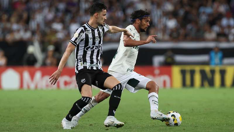 Gustavo Scarpa do Palmeiras em disputa com Guilherme Castilho do Ceará, durante partida válida pela vigésima rodada do Brasileirão 2022, na Arena Castelão.