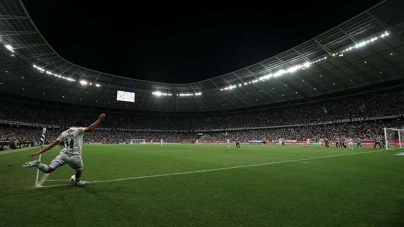 Gustavo Scarpa em jogo do Palmeiras contra o Ceará, durante partida válida pela vigésima rodada do Brasileirão 2022, na Arena Castelão.