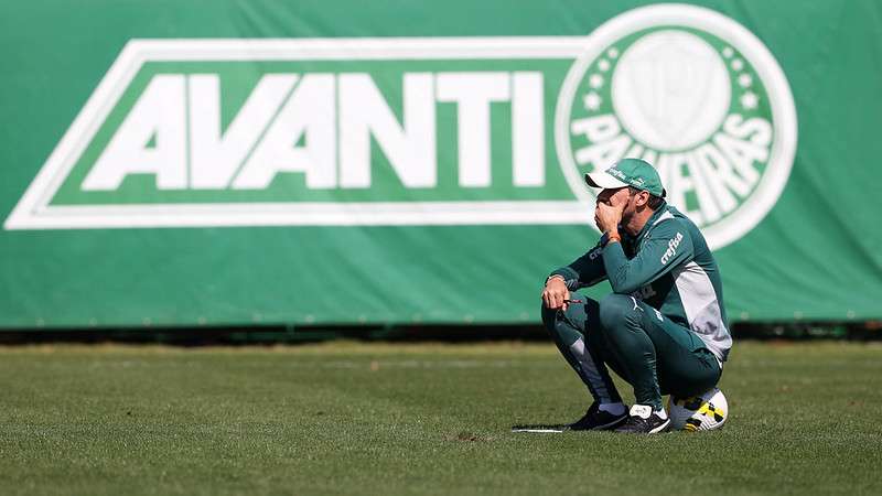 Abel Ferreira durante treinamento do Palmeiras na Academia de Futebol.