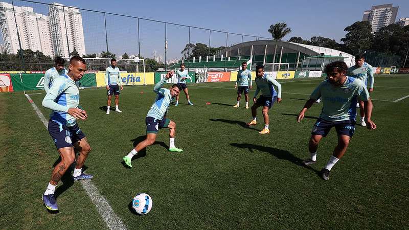 Atletas do Palmeiras durante treinamento na Academia de Futebol.