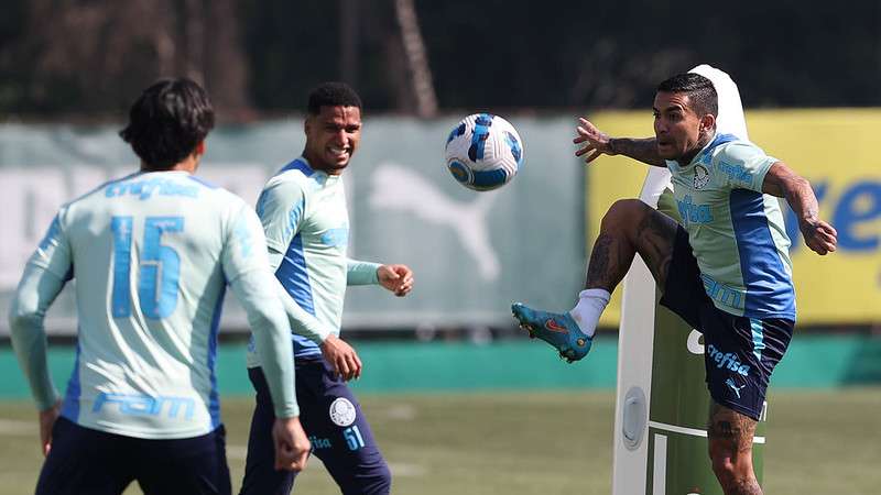 Gustavo Gómez, Murilo e Dudu durante treinamento do Palmeiras, na Academia de Futebol.