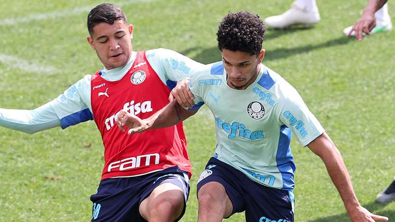 Pedro Bicalho e Gabriel Silva durante treinamento do Palmeiras, na Academia de Futebol.