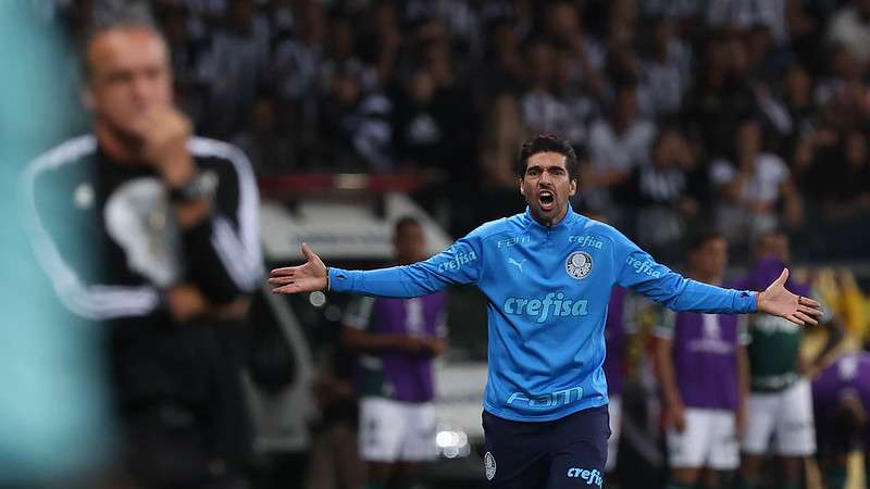 Abel Ferreira em jogo do Palmeiras contra o Atlético-MG, durante primeira partida válida pelas quartas de final da Libertadores 2022, no Mineirão.