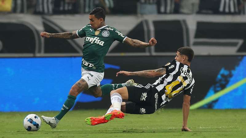Dudu do Palmeiras em disputa com Rubens do Atlético-MG, durante primeira partida válida pelas quartas de final da Libertadores 2022, no Mineirão.