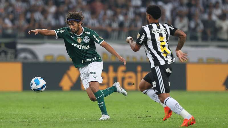 Gustavo Scarpa em jogo do Palmeiras contra o Atlético-MG, durante primeira partida válida pelas quartas de final da Libertadores 2022, no Mineirão.